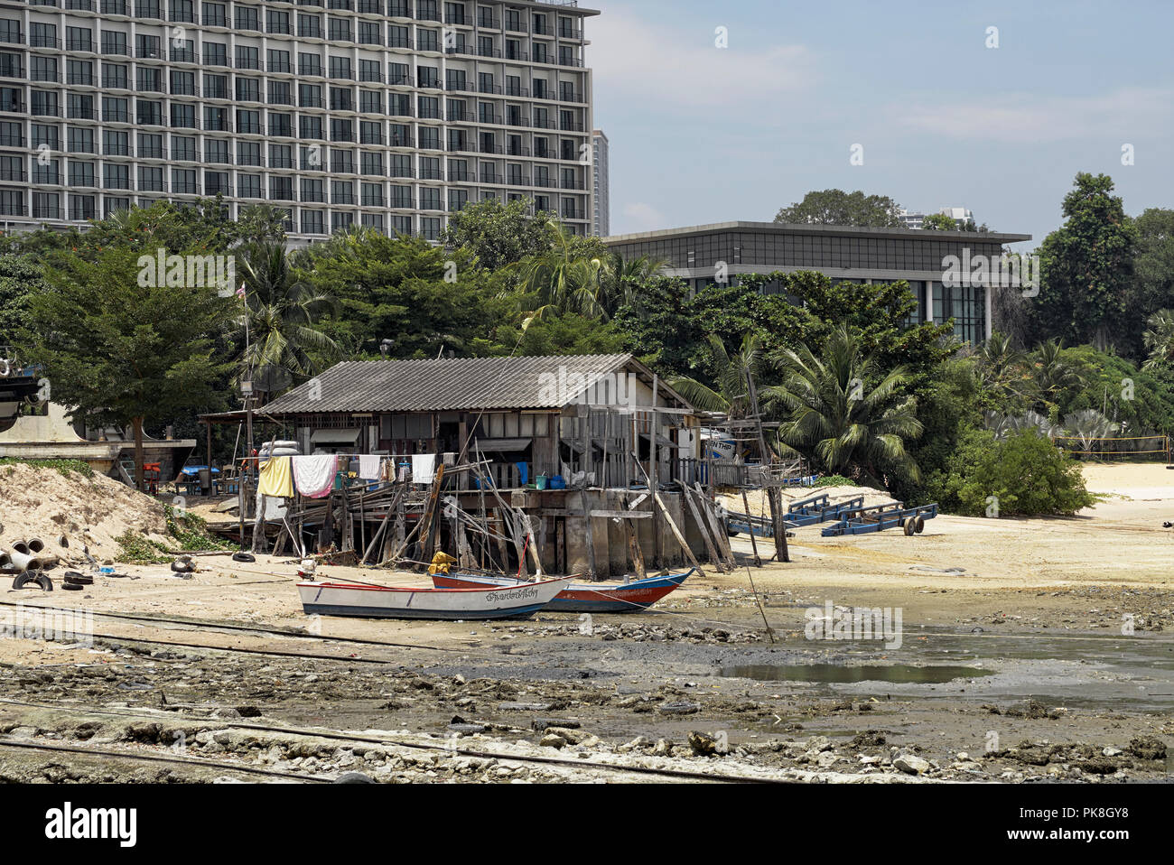 Stile di vita contrasto di un lussuoso complesso di appartamenti alto che svanirà la spiaggia più povera. Thailandia Sud-Est asiatico Foto Stock