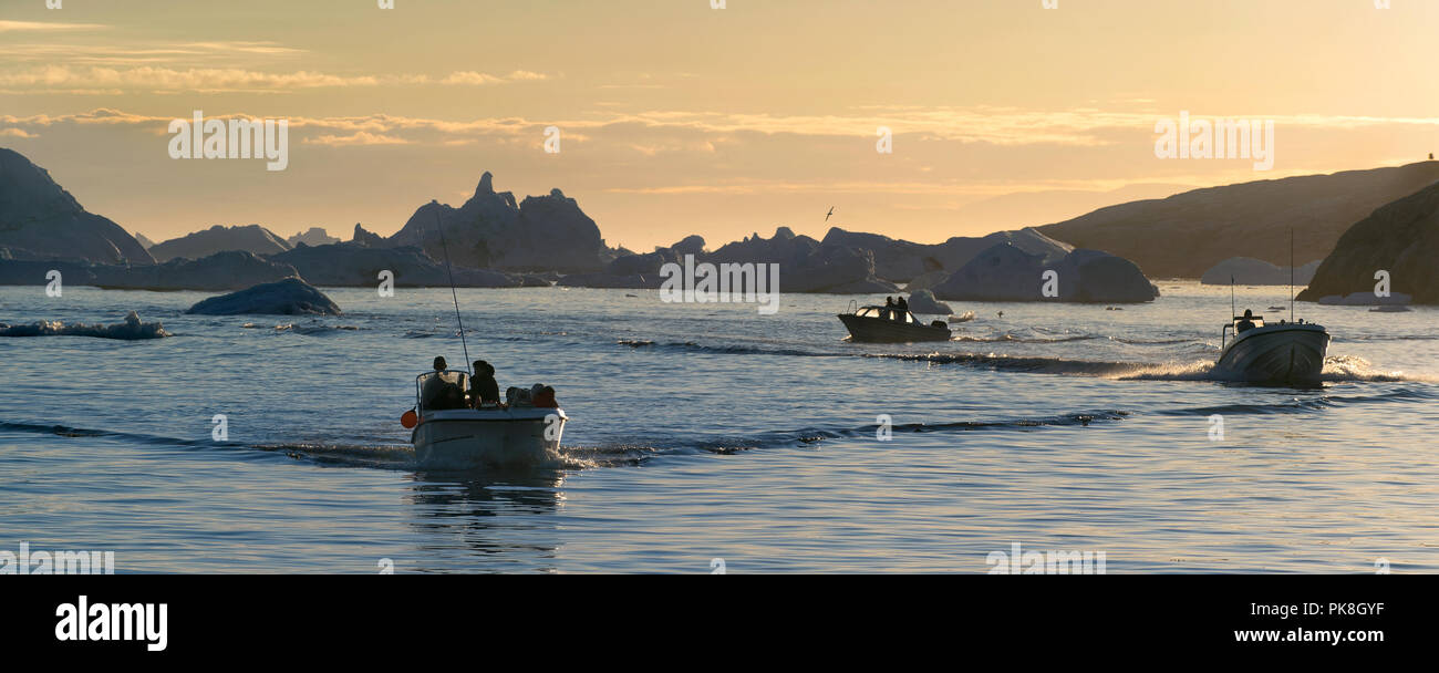 Barche in Discoteca Bay. Al tramonto. Ilulissat Tourist Nature. La Groenlandia. Foto Stock