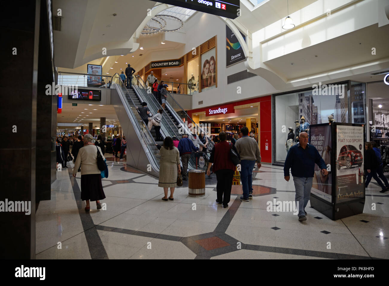 People shopping presso un centro commerciale di Christchurch, Isola del Sud Foto Stock