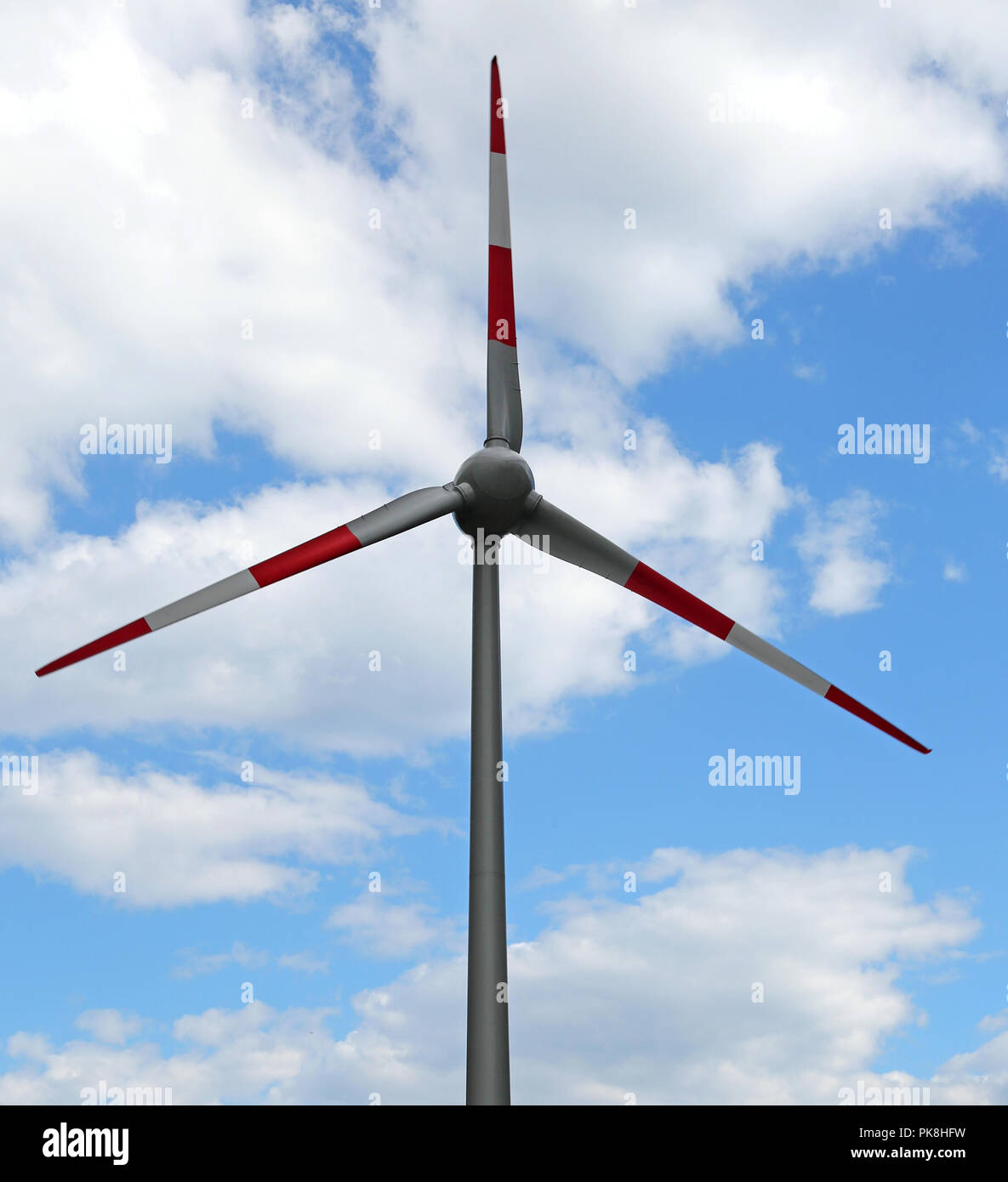 Rosso e bianco Pala eolica nel cielo blu con nuvole Foto Stock