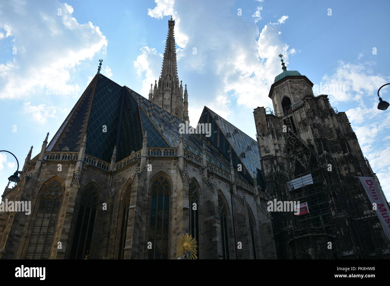 VIENNA, Austria - 20 August, 2018: la Cattedrale di Santo Stefano facciata, torri, ingresso e incisioni Foto Stock