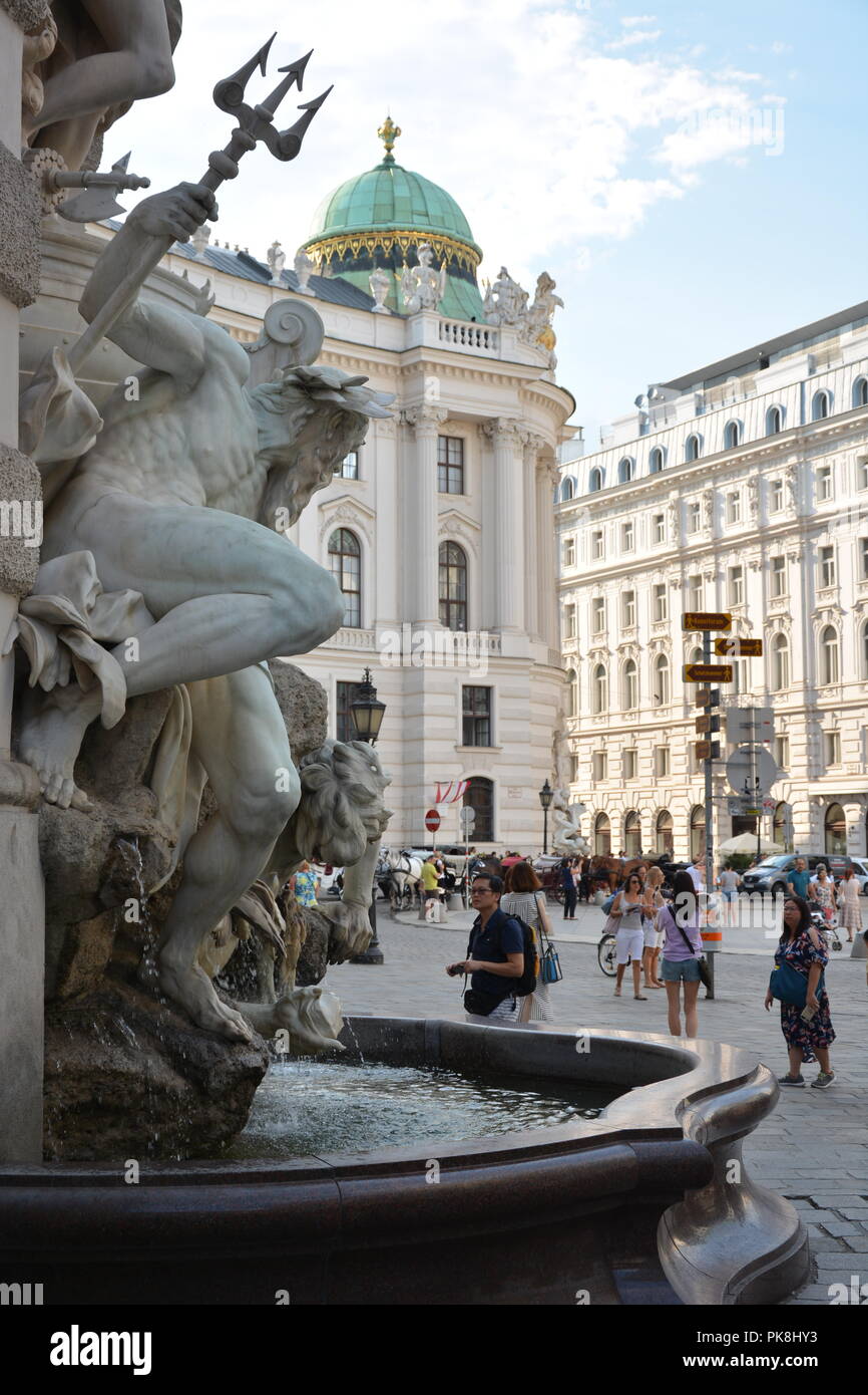 VIENNA, Austria - 20 August, 2018: una fontana a Michaelerplatz Foto Stock