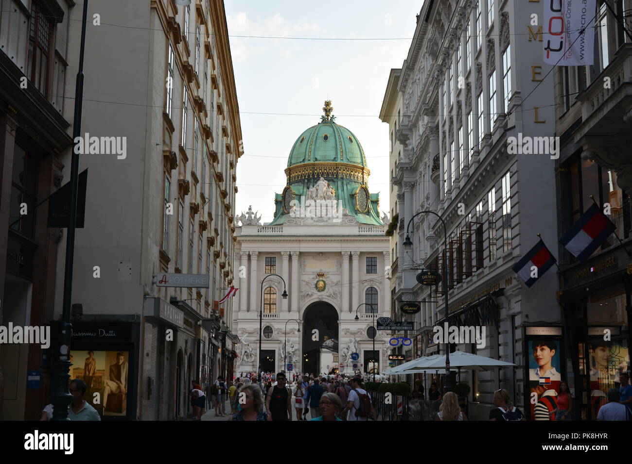 VIENNA, Austria - 20 August, 2018: la gente a piedi a Michaelerplatz in fornt del Palazzo di Hofburg a sera Foto Stock