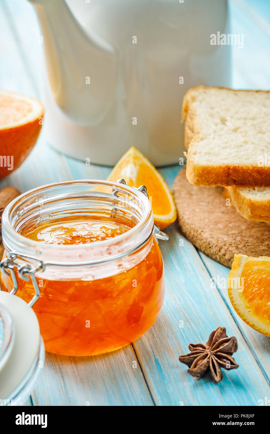 In casa arancione inceppamento nel vasetto di vetro su sfondo blu, close up Foto Stock