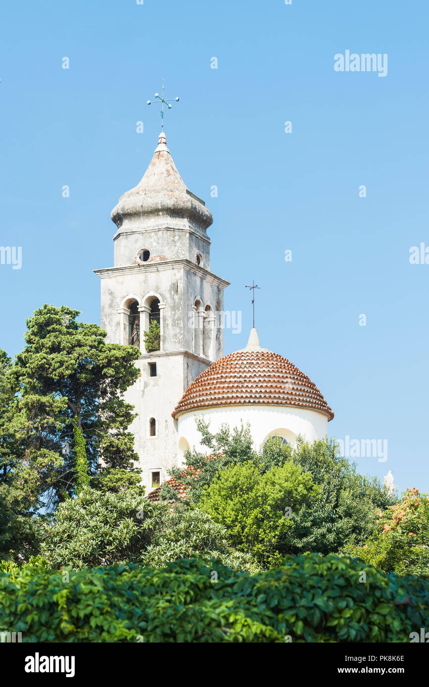 La torre e la cupola di Gospe od Andjela chiesa in Veli Lošinj contro un cielo blu, Lussino, Croazia Foto Stock