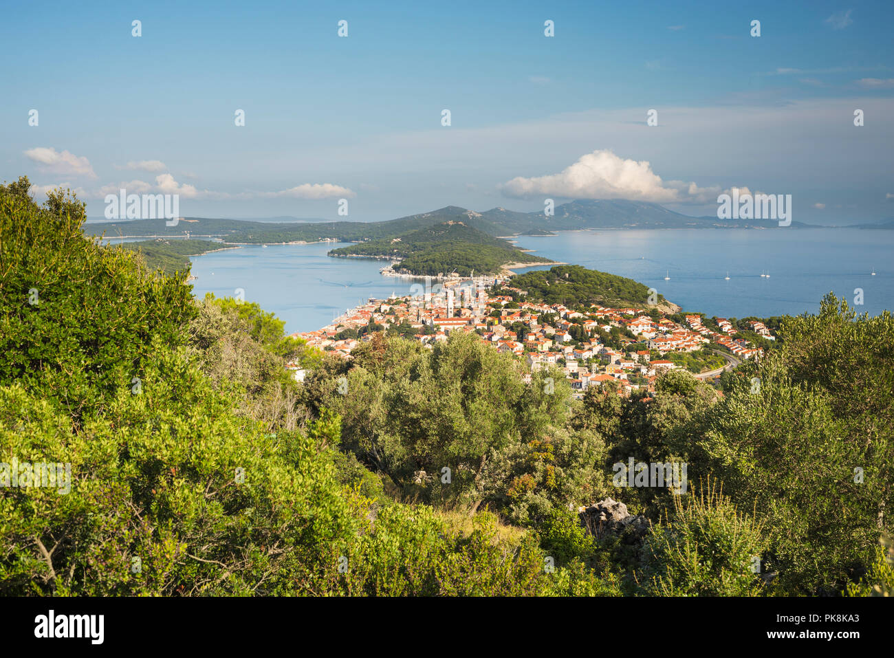 Il porto e il centro di Mali Lošinj e l isola di Lussino con la Osoršćica mountain range, Lussino, baia di Kvarner, Croazia Foto Stock