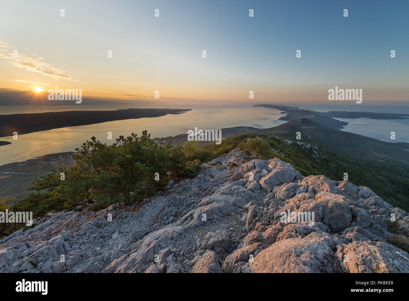 Vista dalla cappella Sv. Mikul sulla montagna Osoršćica sul tramonto sull'isola di Lošinj, baia di Kvarner, Croazia Foto Stock