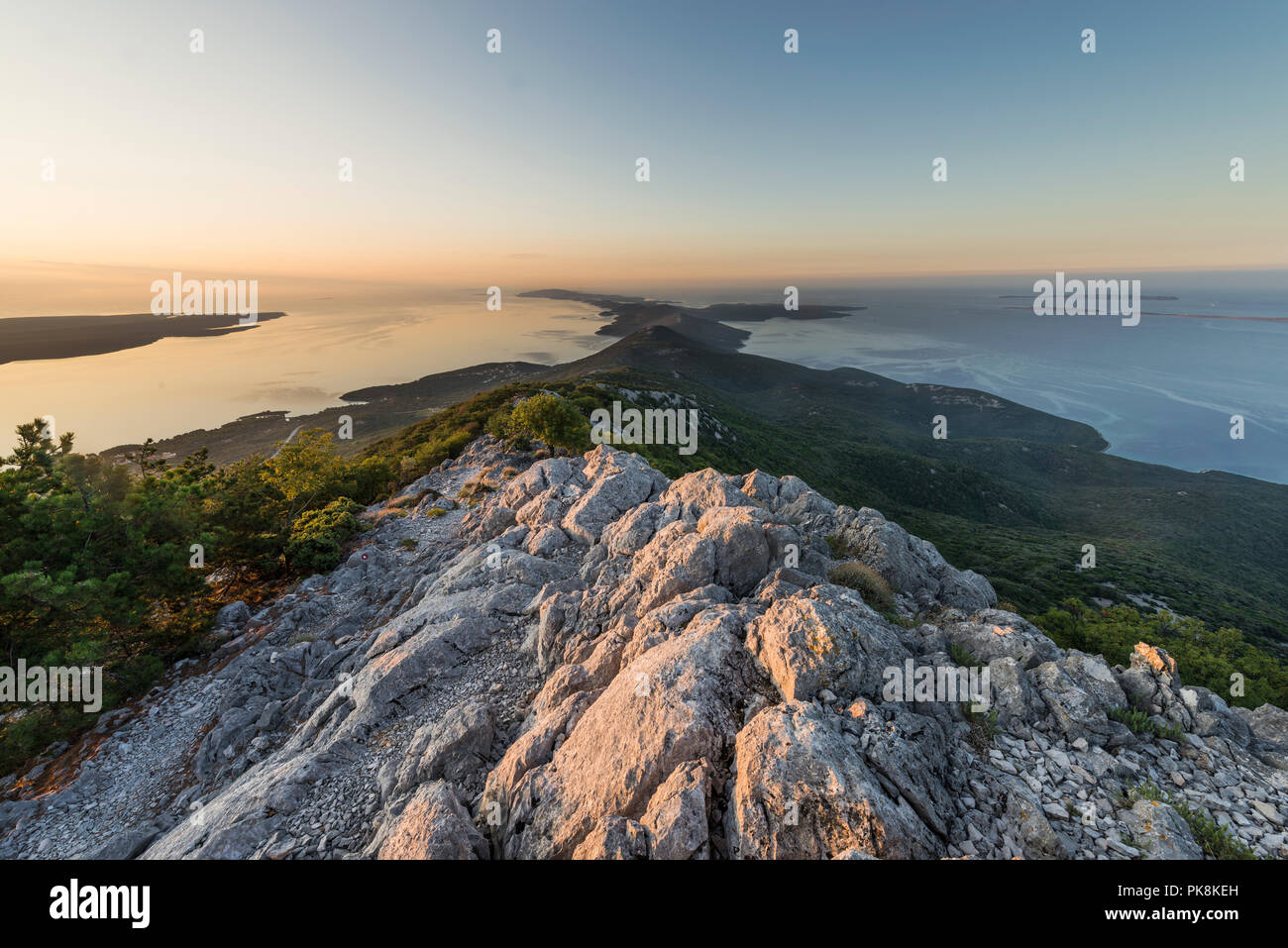 Vista dalla cappella Sv. Mikul sulla montagna Osoršćica sul tramonto sull'isola di Lošinj, baia di Kvarner, Croazia Foto Stock