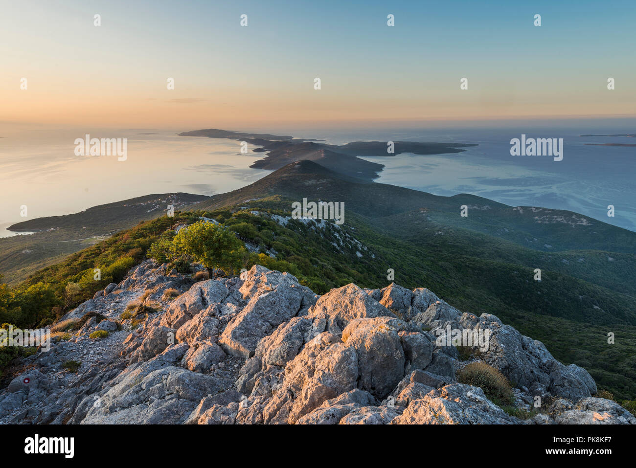 Vista dalla cappella Sv. Mikul sulla montagna Osoršćica sul tramonto sull'isola di Lošinj, baia di Kvarner, Croazia Foto Stock