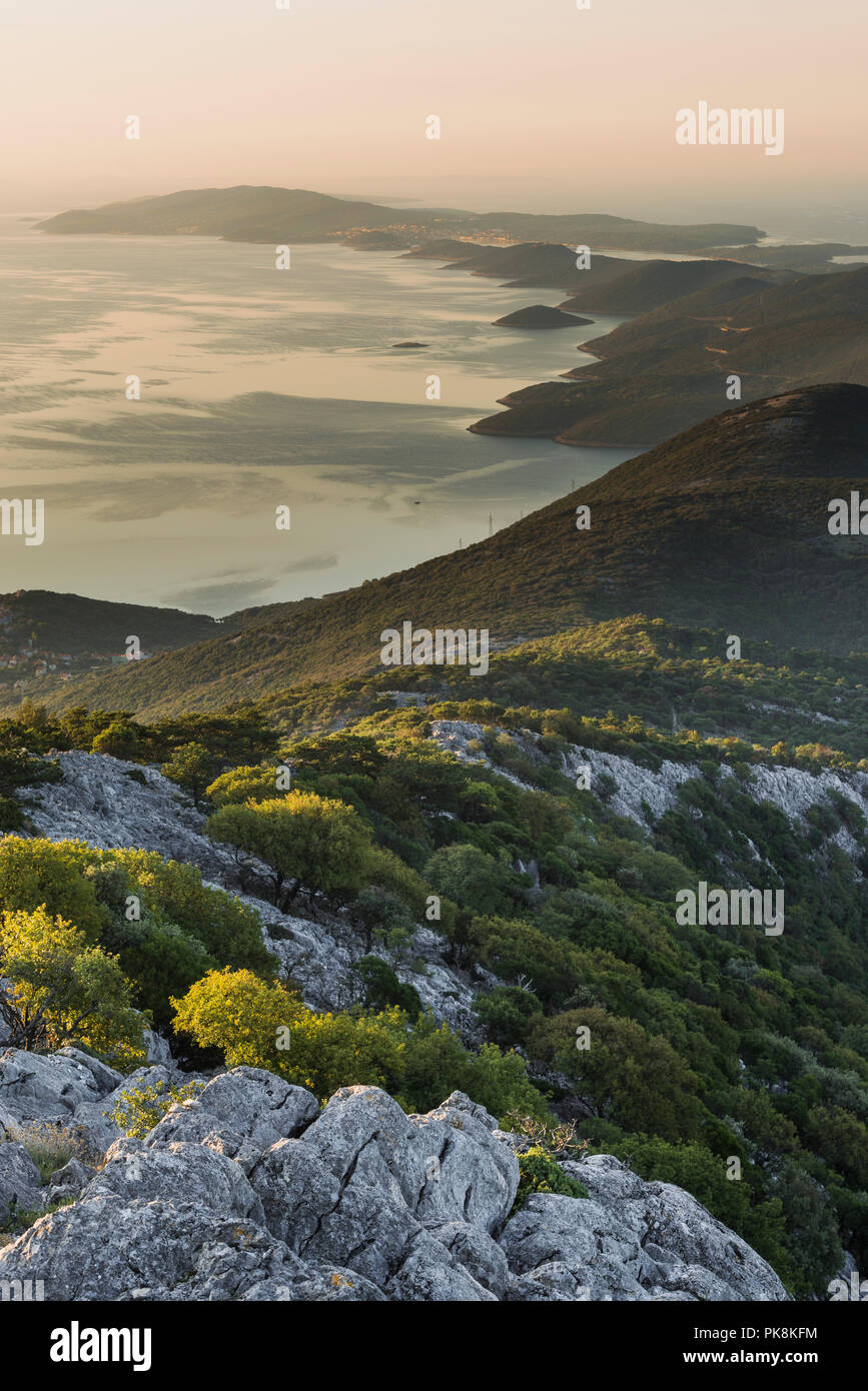 Vista dalla cappella Sv. Mikul sulla montagna Osoršćica sul tramonto sull'isola di Lošinj, baia di Kvarner, Croazia Foto Stock