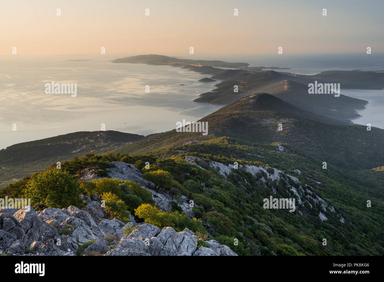 Vista dalla cappella Sv. Mikul sulla montagna Osoršćica sul tramonto sull'isola di Lošinj, baia di Kvarner, Croazia Foto Stock
