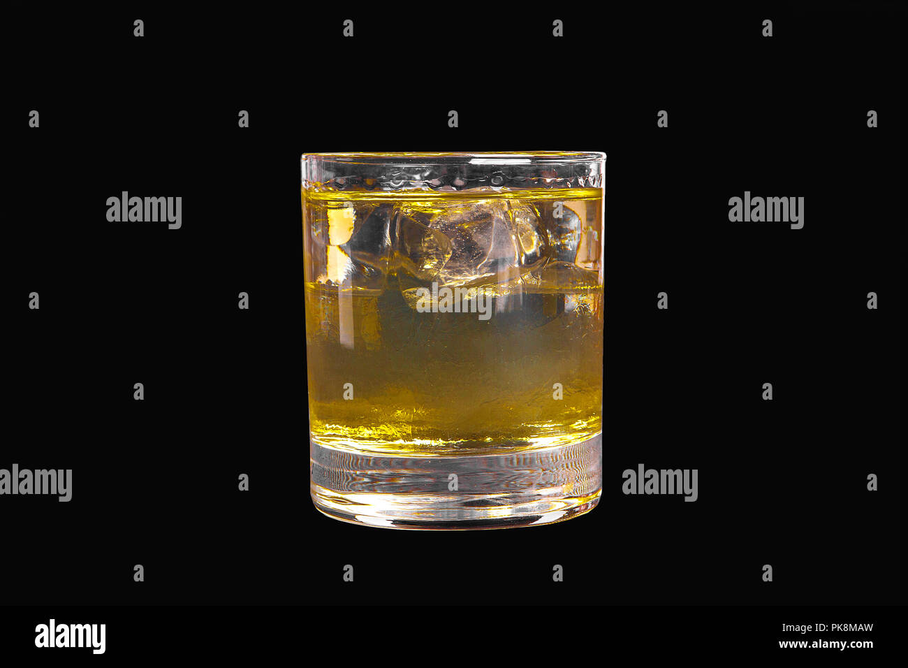 Un singolo-colorato trasparente a un cocktail rinfrescante in un vetro basso radiante, con cubetti di ghiaccio e addizionata di anidride carbonica con un sapore di melone, ananas, pera, mela, fru Foto Stock