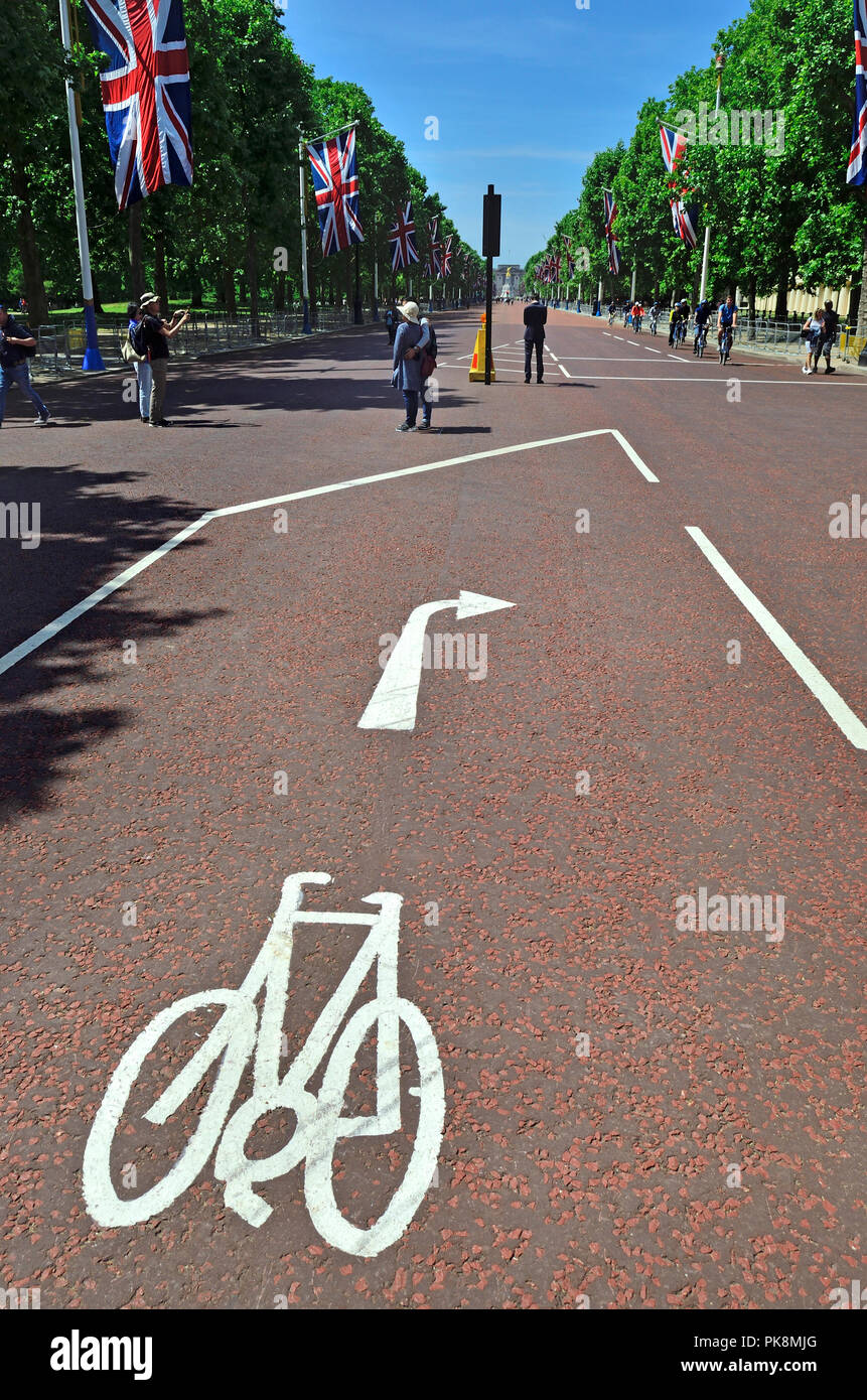 Pista ciclabile in Mall, il centro di Londra, Inghilterra, Regno Unito. Foto Stock