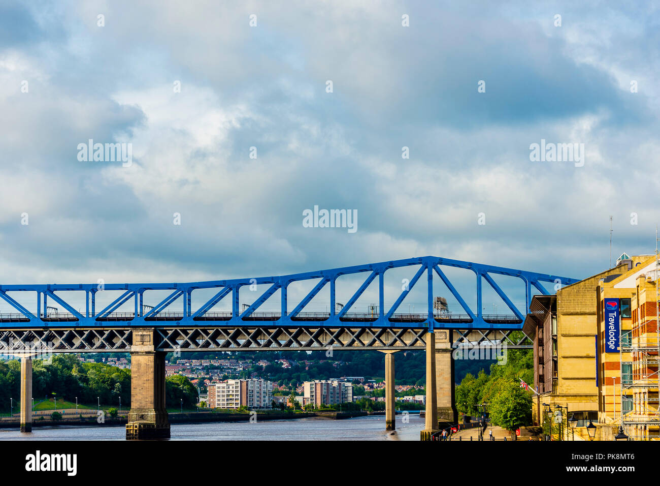 NEWCASTLE UPON TYNE, Regno Unito - 27 agosto 2018: la Regina Elisabetta II la metropolitana ponte, lungo il Fiume Tyne, architettonico distintivo con clos Foto Stock