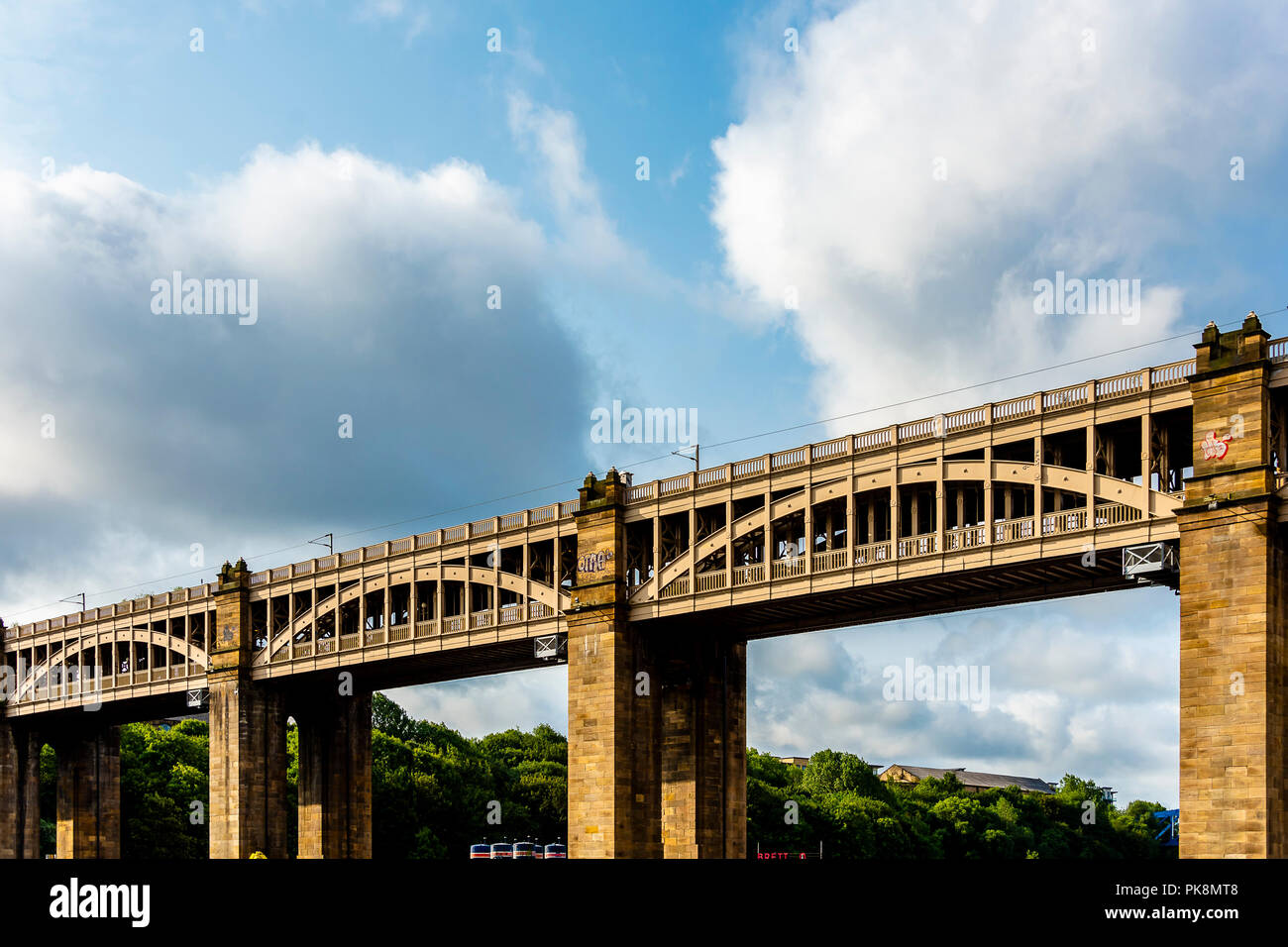 Newcastle upon Tyne, Regno Unito - 27 agosto 2018: alto livello Bridge Road e ponte ferroviario lungo il Fiume Tyne, architettonico distintivo Foto Stock
