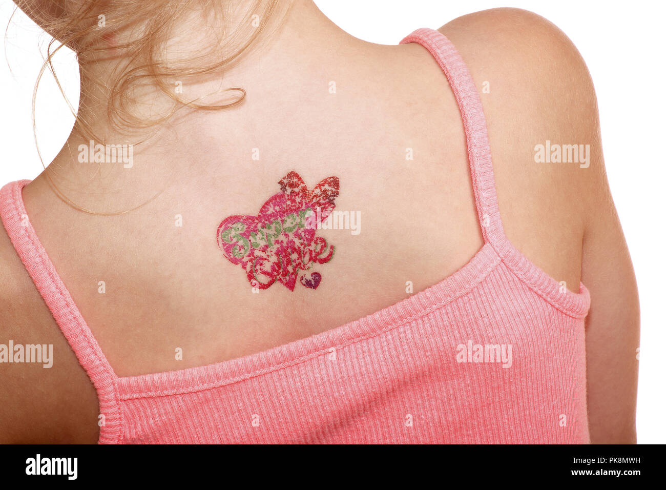 Un bambino di sei anni ragazza con un facilmente rimosso stick su tattoo Foto Stock