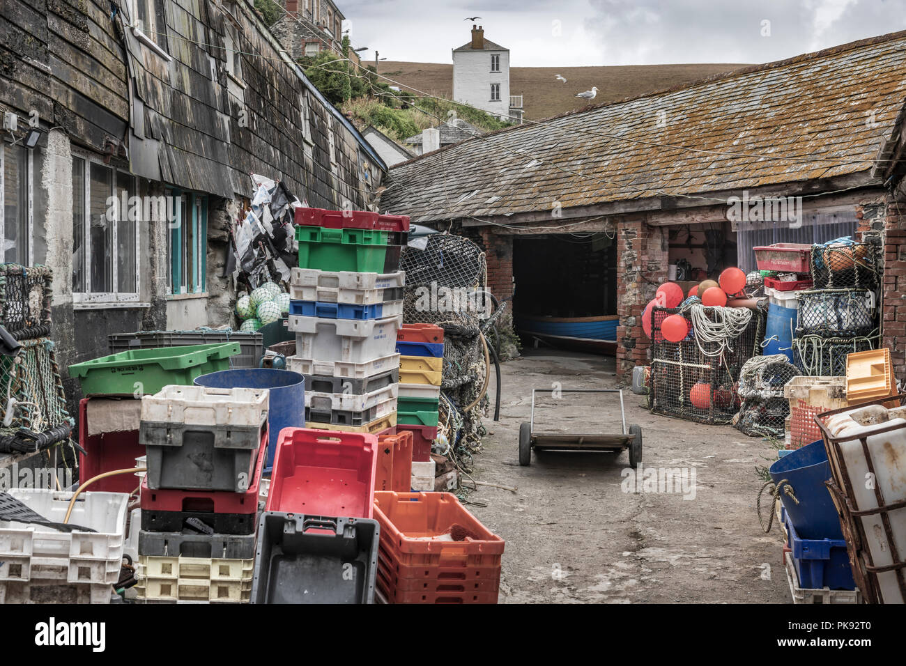 Il pescivendolo cantiere in Cornovaglia pittoresco villaggio costiero di Port Isaac, famoso per la popolare serie televisiva 'Doc Martin'. Foto Stock