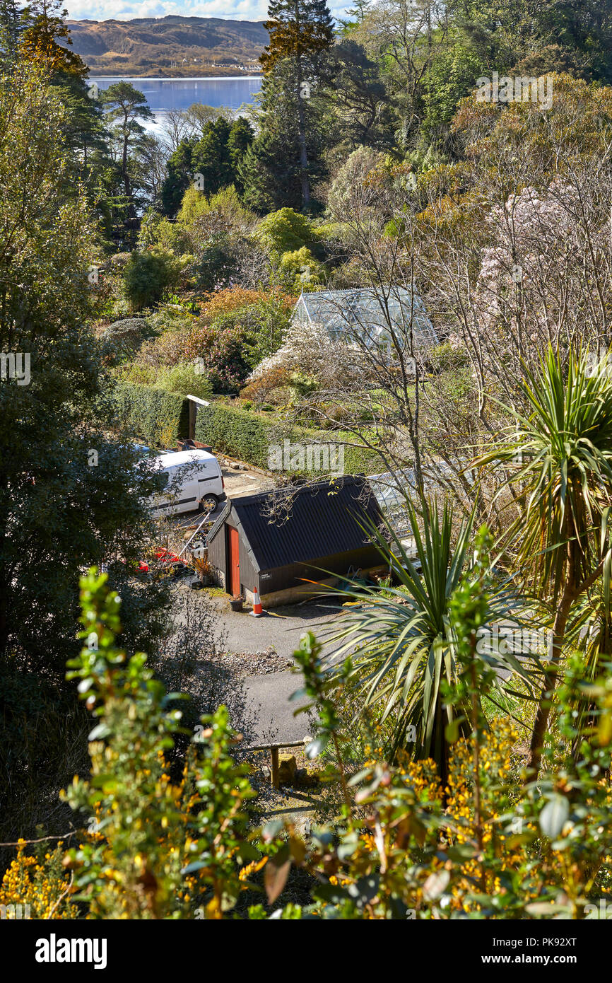 La mattina presto sunny view della zona di lavoro del Arduaine giardini. Argyll Foto Stock