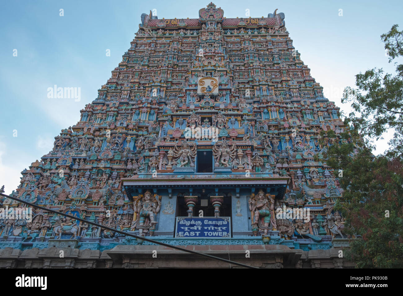 Il Gopuram orientale o gateway tower, del Tempio di Madurai complessa che coprono 45 acri nel cuore di Madurai nello stato federato di Tamil Nadu, India Foto Stock