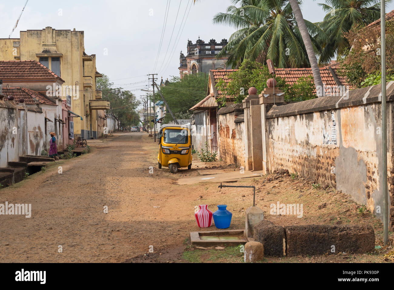 Kanadukathan, India - 12 Marzo 2018: scene di strada nella zona di Chettinad. Il tubo montante attesta il fatto che molte case non hanno un approvvigionamento di acqua Foto Stock