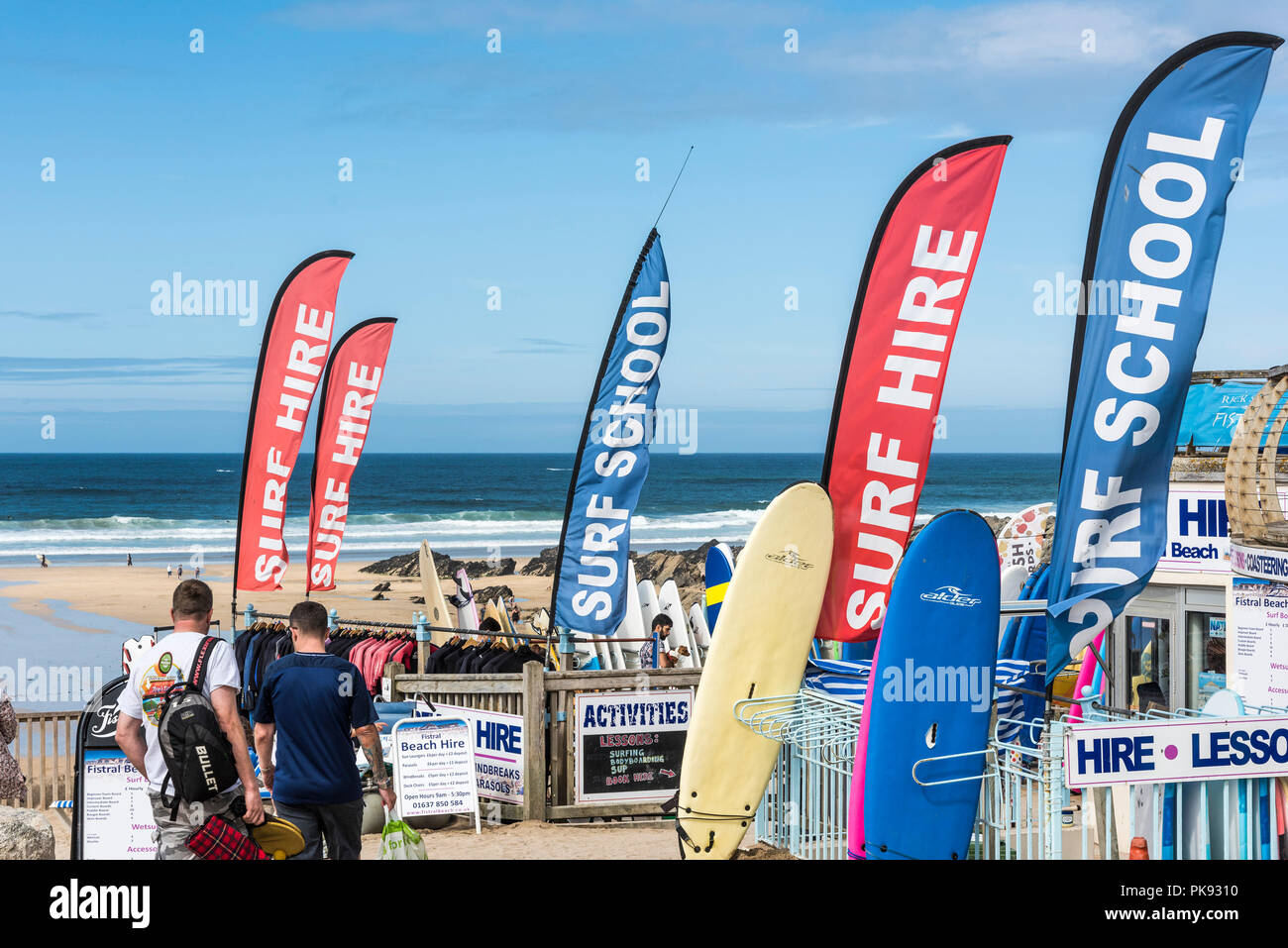 Noleggio surf banner a Fistral Beach in Newquay Cornwall. Foto Stock