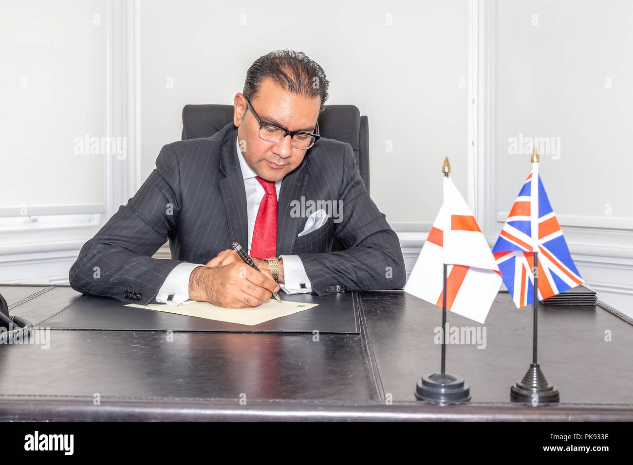 Mian Faisal Rashid è un partito laburista britannico politico. Egli è il membro del Parlamento (MP) per Warrington Sud Foto Stock Mian Faisal Rashid è un partito laburista britannico politico. Egli è il membro del Parlamento (MP) per Warrington Sud Foto Stock