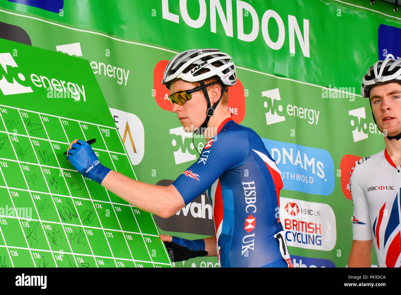 Ryan Christensen di team Gran Bretagna firma in ovo Energy Tour della Gran Bretagna cycle race, stadio 8, Londra, Regno Unito. Sponsorizzazione di HSBC Foto Stock