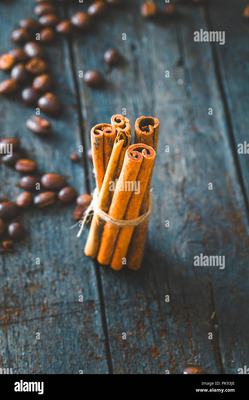 I chicchi di caffè. Bastoncini di cannella su legno. Caffè vintage Foto Stock