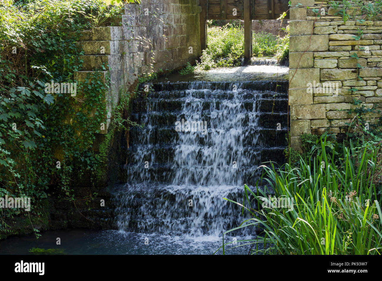 Acqua sluice, Cinghiale Mill, Corfe Castle, Dorset, Regno Unito Foto Stock