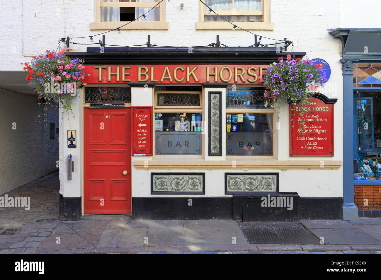 Il cavallo nero, una Tetley Heritage Inn, Church Street, Whitby, North Yorkshire, Inghilterra, Regno Unito. Foto Stock