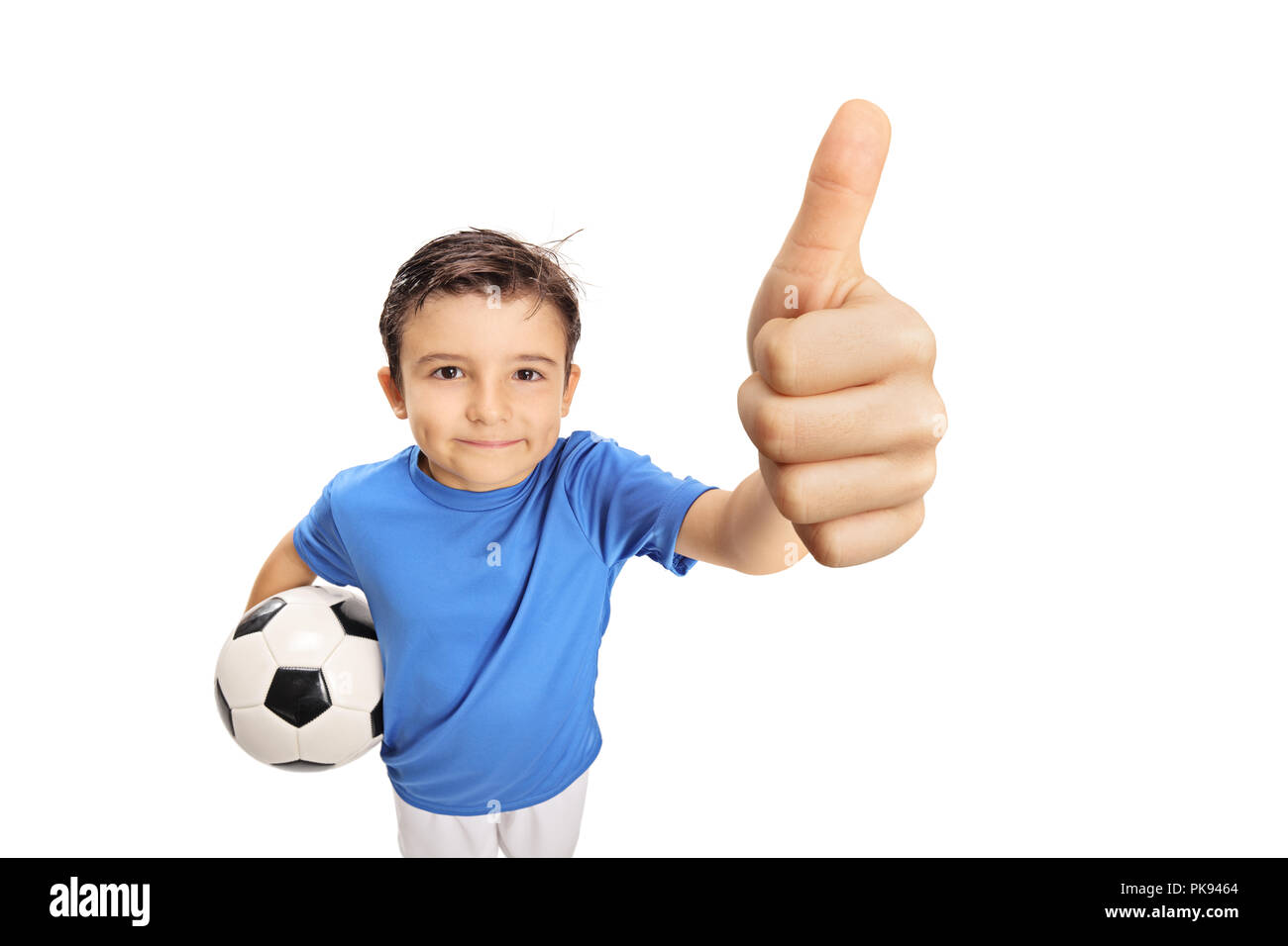 Piccolo giocatore di calcio rendendo un pollice in alto gesto isolato su sfondo bianco Foto Stock