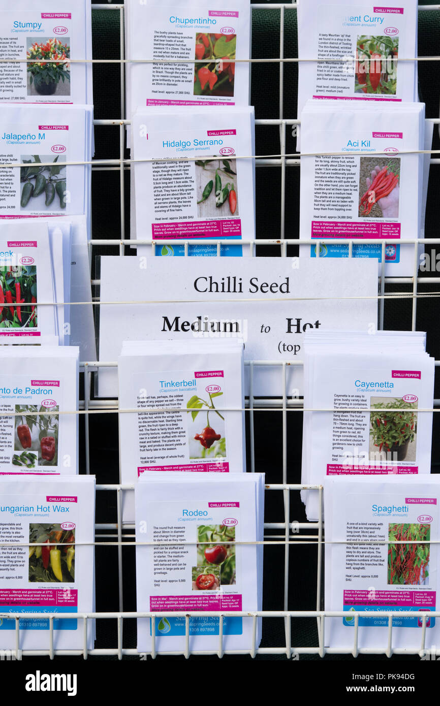 Il capsicum. Da medie a hot chili di pacchetti di sementi Foto Stock