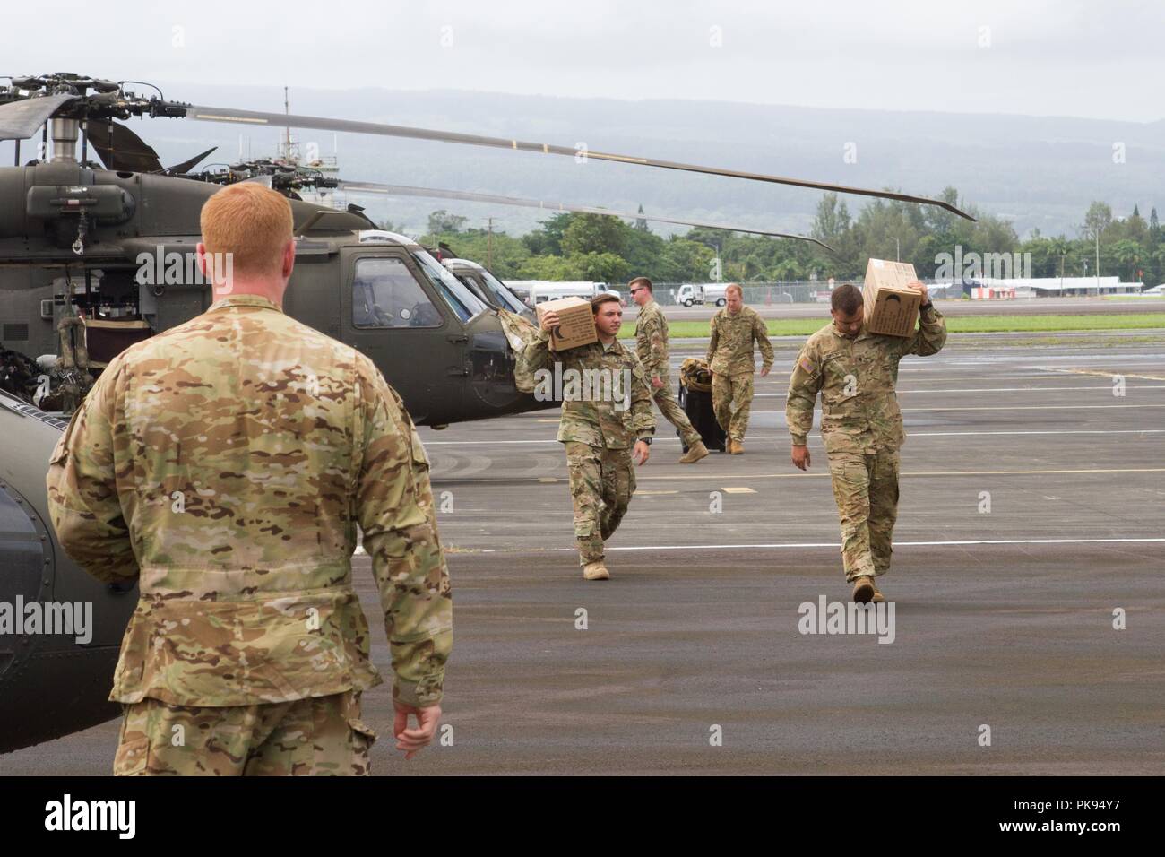 Soldati di UH-60 Black Hawk gli equipaggi di volo, XXV Combattere la Brigata Aerea, XXV divisione di fanteria, Hawaii, prepararsi a fornire per il Dipartimento della Difesa le missioni di sostegno alla Federal Emergency Management Agency come parte della Joint Task Force 5-0 su agosto 26, 2018, 26 agosto 2018. Questa task force è stato istituito per rispondere agli effetti dell'Uragano Lane sullo stato delle Hawaii. Le autorità locali e dello stato delle Hawaii, attraverso JTF 5-0, richiesto HH-60M Black Hawk elicotteri con paranco di sollevamento capacità di assistere le autorità locali con operazioni di recupero sull'isola di Hawaii. JTF 5-0 è un compito comune per Foto Stock