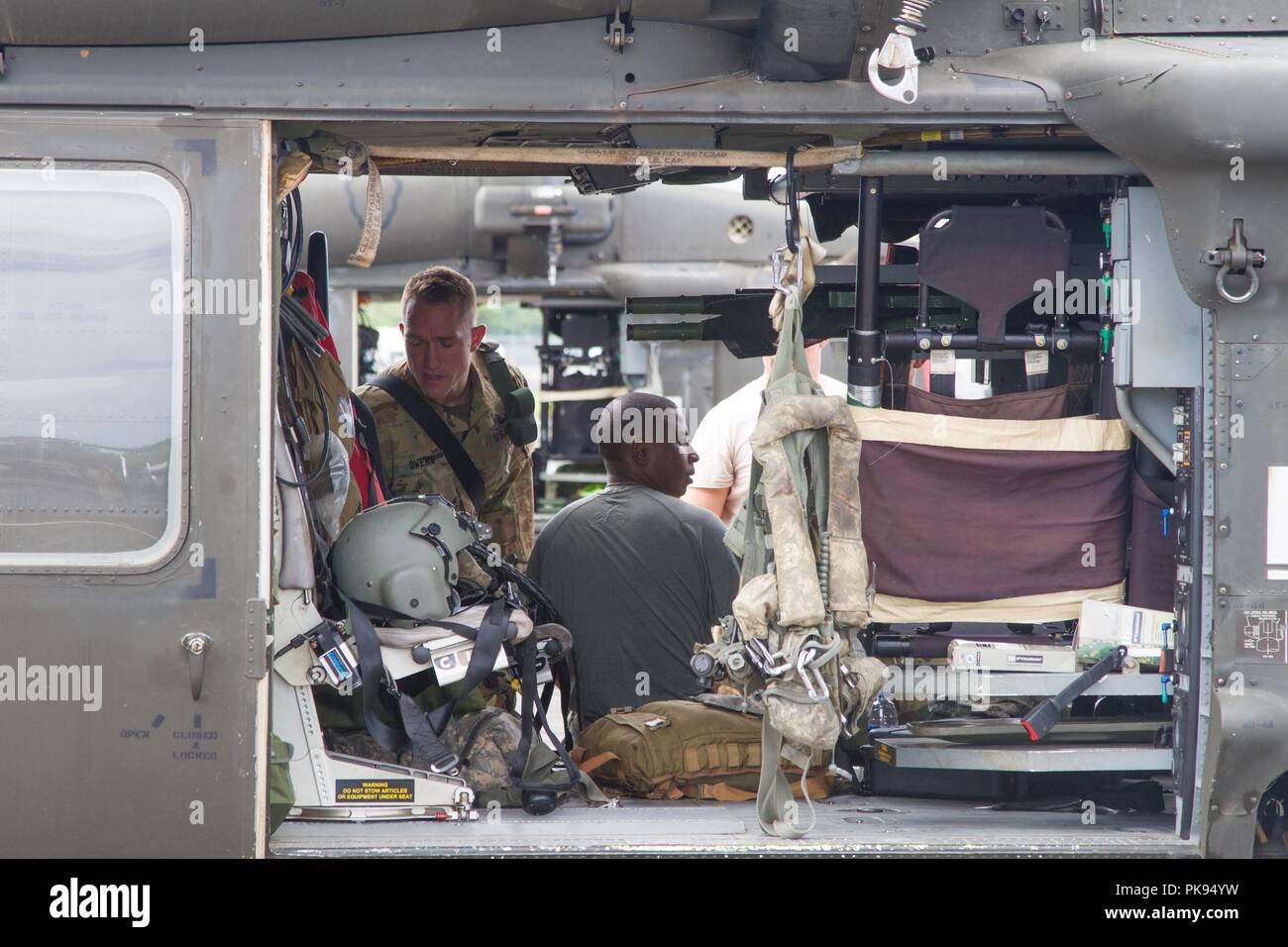 Soldati di UH-60 Black Hawk gli equipaggi di volo, XXV Combattere la Brigata Aerea, XXV divisione di fanteria, Hawaii, prepararsi a fornire per il Dipartimento della Difesa le missioni di sostegno alla Federal Emergency Management Agency come parte della Joint Task Force 5-0 su agosto 26, 2018, 26 agosto 2018. Questa task force è stato istituito per rispondere agli effetti dell'Uragano Lane sullo stato delle Hawaii. Le autorità locali e dello stato delle Hawaii, attraverso JTF 5-0, richiesto HH-60M Black Hawk elicotteri con paranco di sollevamento capacità di assistere le autorità locali con operazioni di recupero sull'isola di Hawaii. JTF 5-0 è un compito comune per Foto Stock