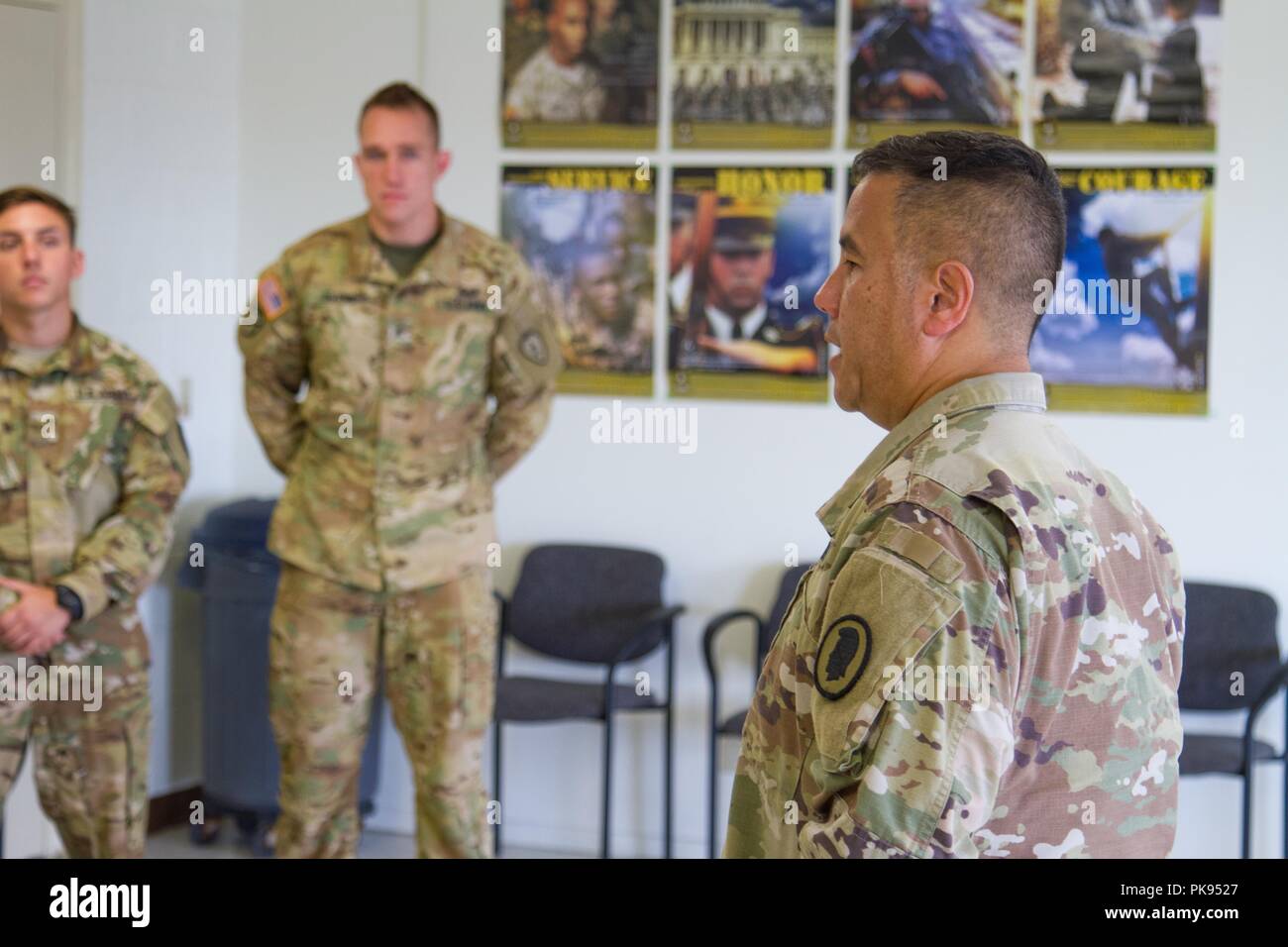 Brig. Gen. Kenneth Hara, Vice aiutante generale, Hawaii esercito Guardia Nazionale e Joint Task Force 5-0 commander, atterra a Hilo Aeroporto Internazionale di Hilo, Hawaii, di condurre briefing alle Hawaii National Guard e Active Duty soldati rispondendo a uragano Lane su agosto 27, 2018, 27 agosto 2018. Le autorità locali e dello stato delle Hawaii, attraverso JTF 5-0, richiesto HH-60M Black Hawk elicotteri con paranco di sollevamento capacità di assistere le autorità locali con operazioni di recupero sull'isola di Hawaii. JTF 5-0 è una joint task force guidata da un doppio stato comandante che è istituito per rispondere all'effe Foto Stock