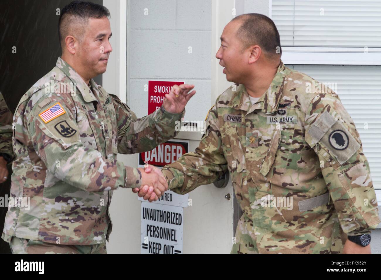 Brig. Gen. Kenneth Hara, Vice aiutante generale, Hawaii esercito Guardia Nazionale e Joint Task Force 5-0 commander, atterra a Hilo Aeroporto Internazionale di Hilo, Hawaii, di condurre briefing alle Hawaii National Guard e Active Duty soldati rispondendo a uragano Lane su agosto 27, 2018, 27 agosto 2018. Le autorità locali e dello stato delle Hawaii, attraverso JTF 5-0, richiesto HH-60M Black Hawk elicotteri con paranco di sollevamento capacità di assistere le autorità locali con operazioni di recupero sull'isola di Hawaii. JTF 5-0 è una joint task force guidata da un doppio stato comandante che è istituito per rispondere all'effe Foto Stock