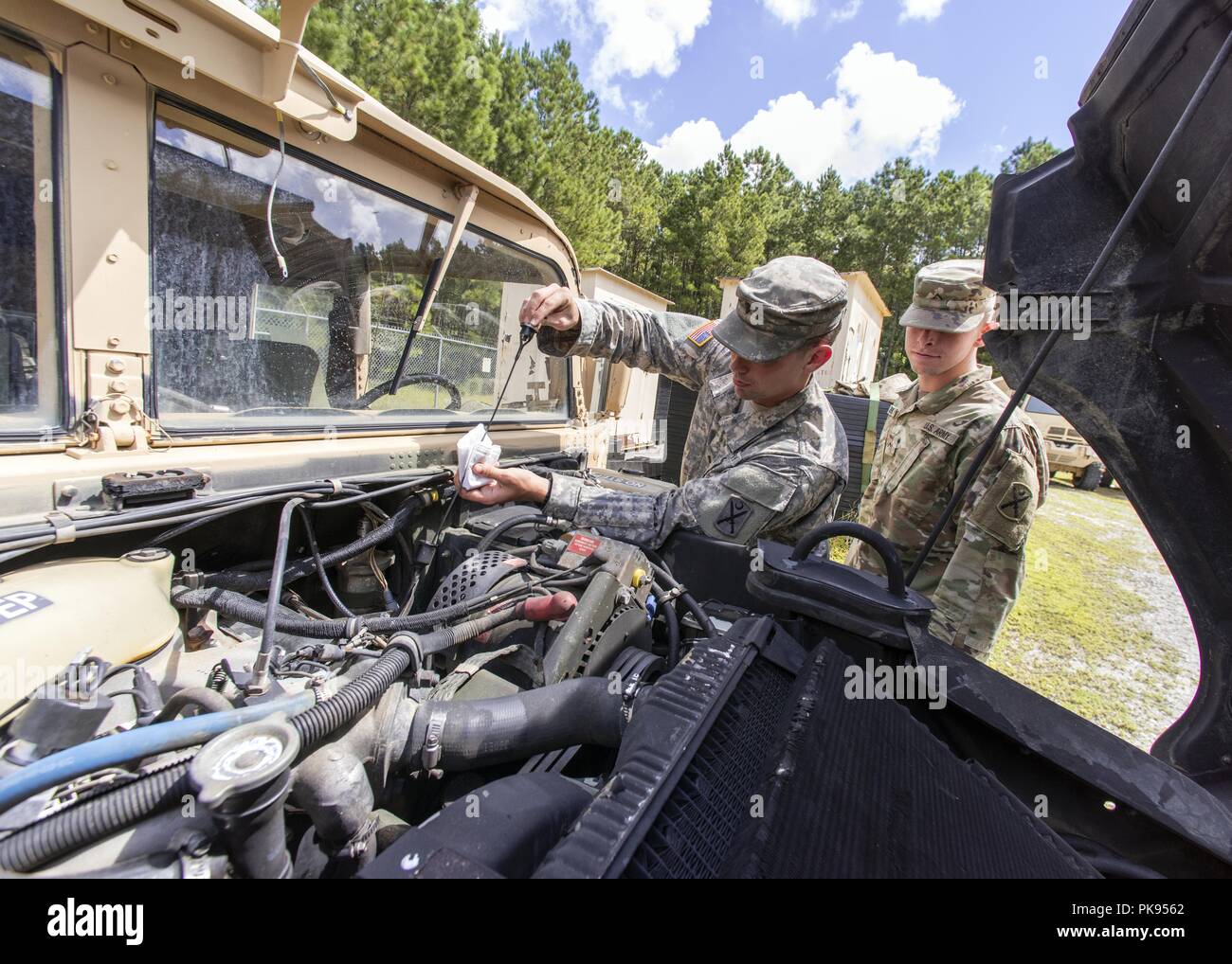Carolina del Sud nazionale soldati di guardia da Bravo Company, 1-118 fanteria, preforma manutenzione preventiva controlli unità di veicoli in preparazione per il supporto di una partnership agenzie civili e salvaguardare i cittadini dello Stato in anticipo di uragano Florence, Settembre 10, 2018, 10 settembre 2018. Circa 1600 soldati e aviatori sono stati mobilitati per preparare, rispondere e partecipare a sforzi di recupero come progetto forecasters uragano Florence aumenterà in forza con il potenziale per essere una categoria 4 la tempesta e la proiezione di una path per fare approdo vicino al Carolinas e costa est. (U.S Foto Stock
