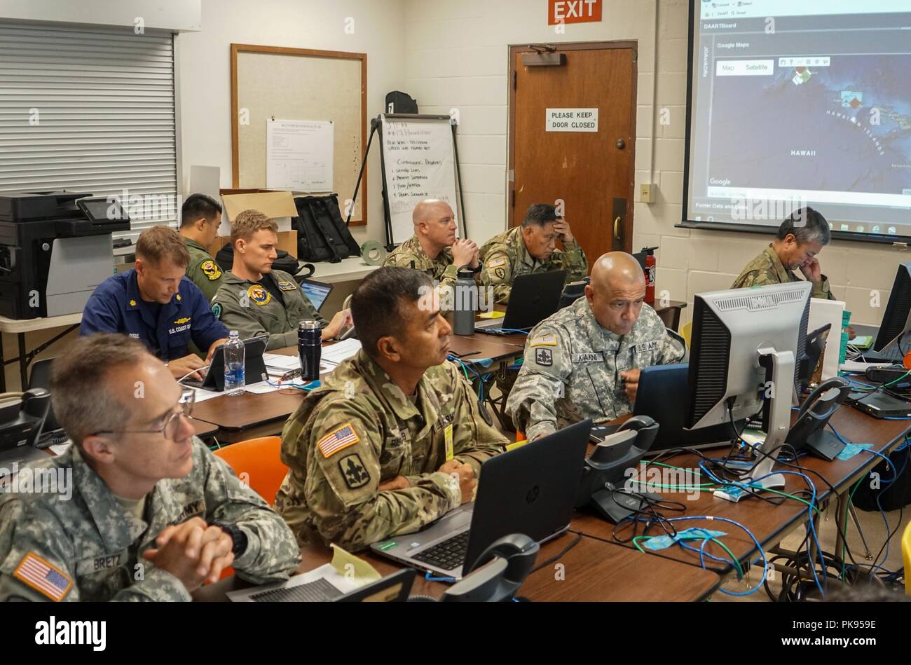 I membri del servizio con Joint Task Force 5-0 ricevere un quotidiano del comandante breve aggiornamento, agosto 25, 2018 l'esercito Hawaii National Guard Centre al Diamond Head, Honolulu, Hawaii, 24 agosto 2018. JTF 5-0 è una joint task force guidata da un doppio stato comandante che è istituito per rispondere agli effetti dell'Uragano Lane sullo stato delle Hawaii. I membri della task force restano impegnati a monitorare gli effetti e gli incidenti in tutto lo stato delle Hawaii per rispondere a tutte le richieste presentate dagli enti locali e dalle autorità statali attraverso la FEMA. () Foto Stock