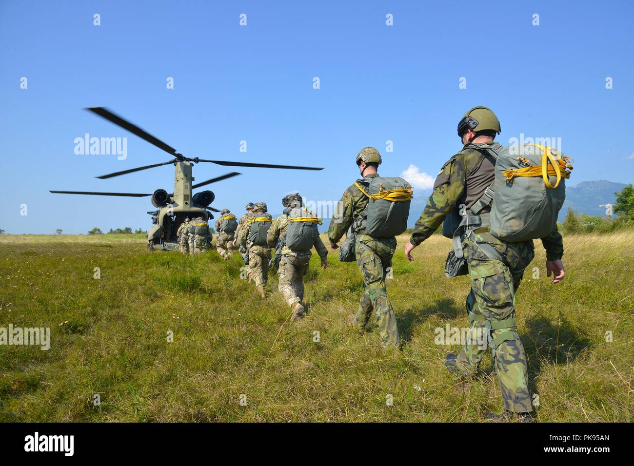 Stati Uniti Paracadutisti dell'esercito, assegnati al 2° Battaglione, 503rd Reggimento di Fanteria, 173rd Brigata Aerea, insieme con i cechi i paracadutisti a bordo di un dodicesimo di combattimento Brigata Aerea CH-47 elicottero Chinook per una operazione di aerei a Giulietta nella zona di caduta, Pordenone, Italia, Agosto 22, 2018, 22 agosto 2018. La combinazione di esercizio mostra la multinazionale la capacità di costruzione della comunità aerodispersi e focalizzata sul miglioramento della NATO gli standard operativi e di sviluppo delle singole competenze tecniche. (U.S. Esercito foto di Paolo Bovo). () Foto Stock