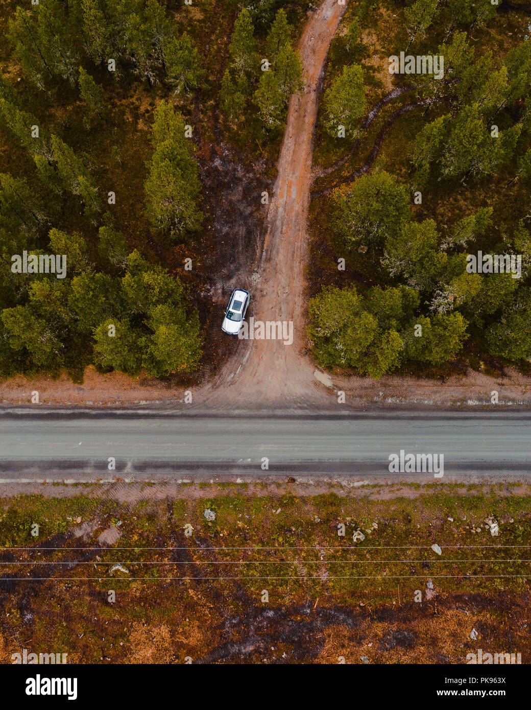 Finlandia, vista aerea di una vettura parcheggiata dal lato della strada nella foresta della Lapponia su un estate o in autunno il giorno Foto Stock