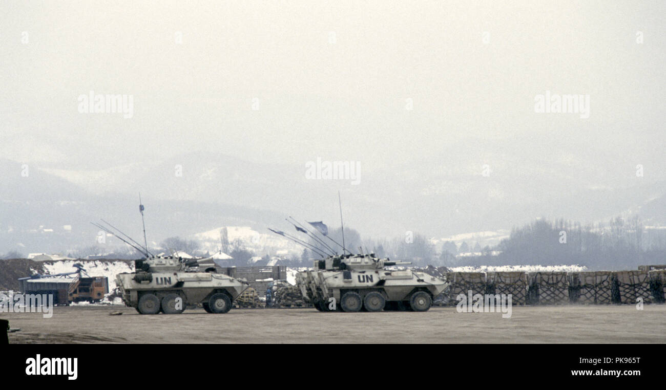 8 Marzo 1993 durante l'assedio di Sarajevo: quattro Canadian Cougar ARV (blindato di Veicoli di ricognizione) parcheggiata a est dell'edificio del terminal dell'aeroporto di Sarajevo. Le colline sullo sfondo sono territorio serbo. Foto Stock