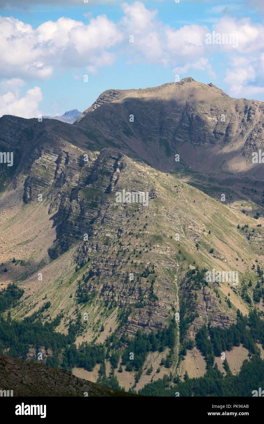 Strati geologici sulle pendici delle Alpi Marittime, Francia Foto Stock