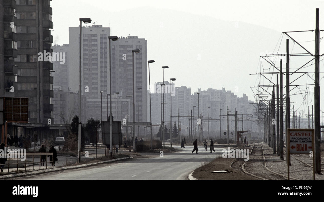 Il 15 marzo 1993 durante l'assedio di Sarajevo: su Sniper Alley, persone grembiale circa di distanza, come le figure in un LS Lowry pittura. Foto Stock