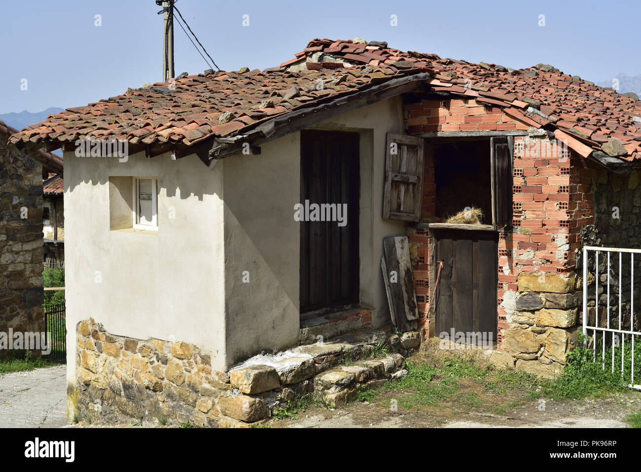 Piuttosto di un fienile in decadimento nel villaggio di Cahecho vicino a Potes, Cantabria, Spagna settentrionale. Foto Stock