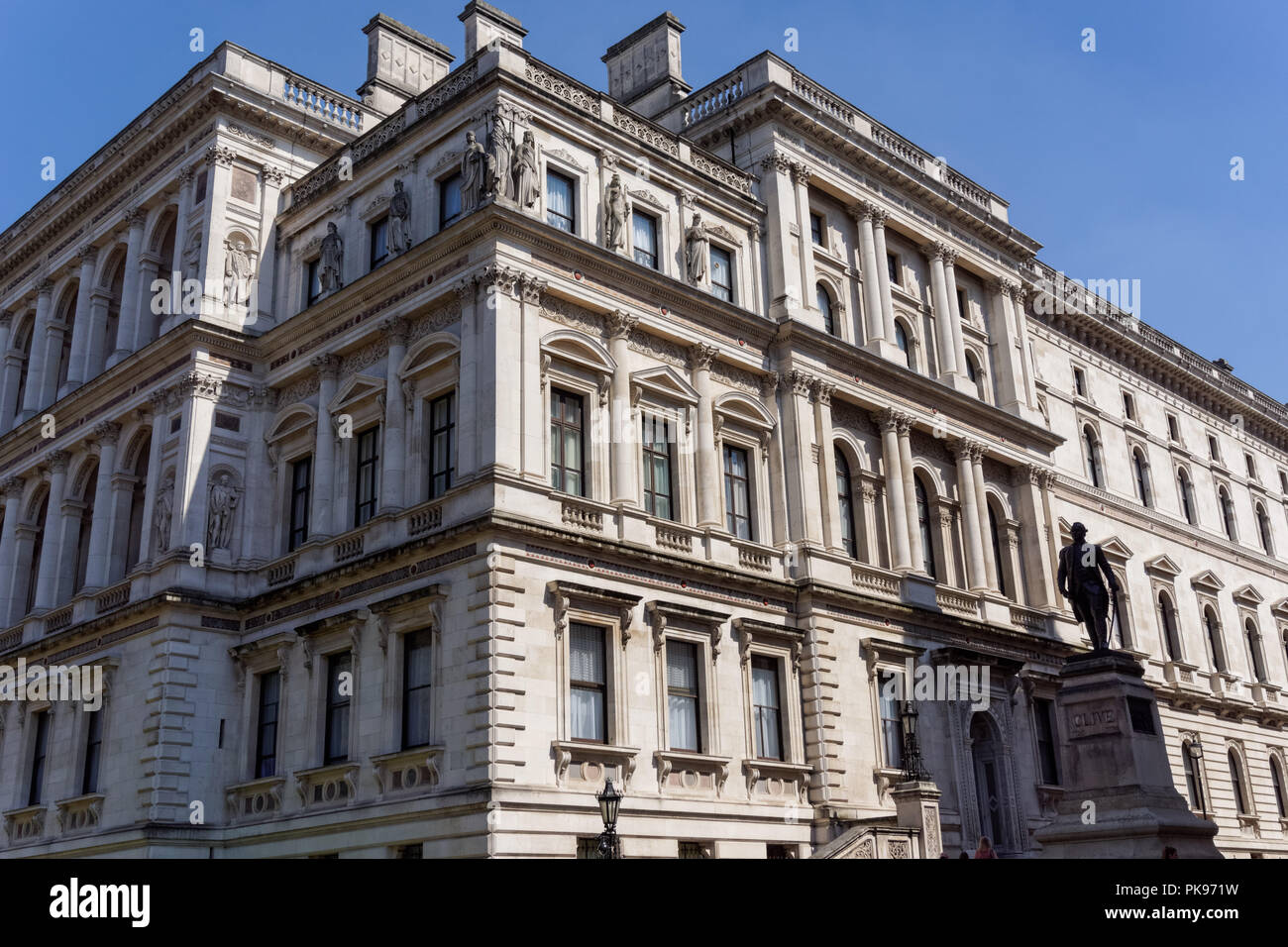 L'ufficio straniero e del Commonwealth a Whitehall con Robert Clive Memorial, Londra Inghilterra Regno Unito Foto Stock