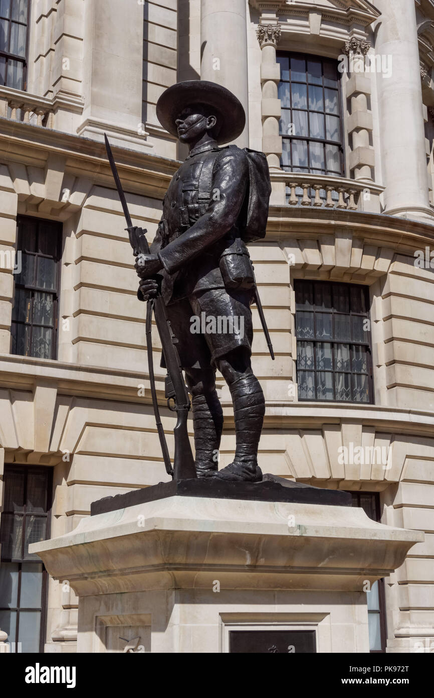 Il Soldato Gurkha statua fuori del Ministero della Difesa, Westminster, Londra Inghilterra Regno Unito Regno Unito Foto Stock