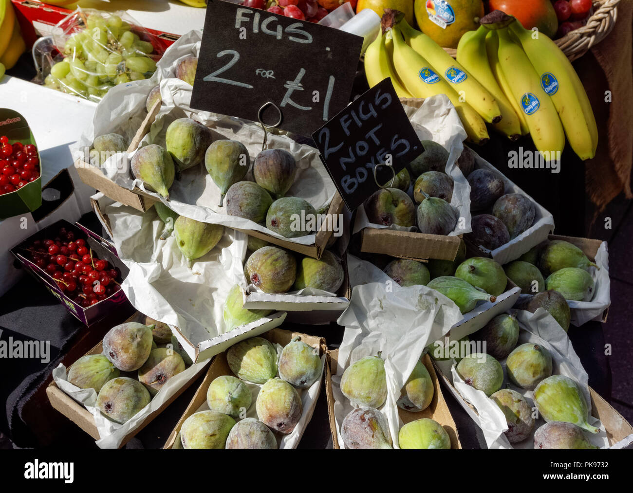 Pressione di stallo di frutta al Mercato di Borough in Londra England Regno Unito Regno Unito Foto Stock