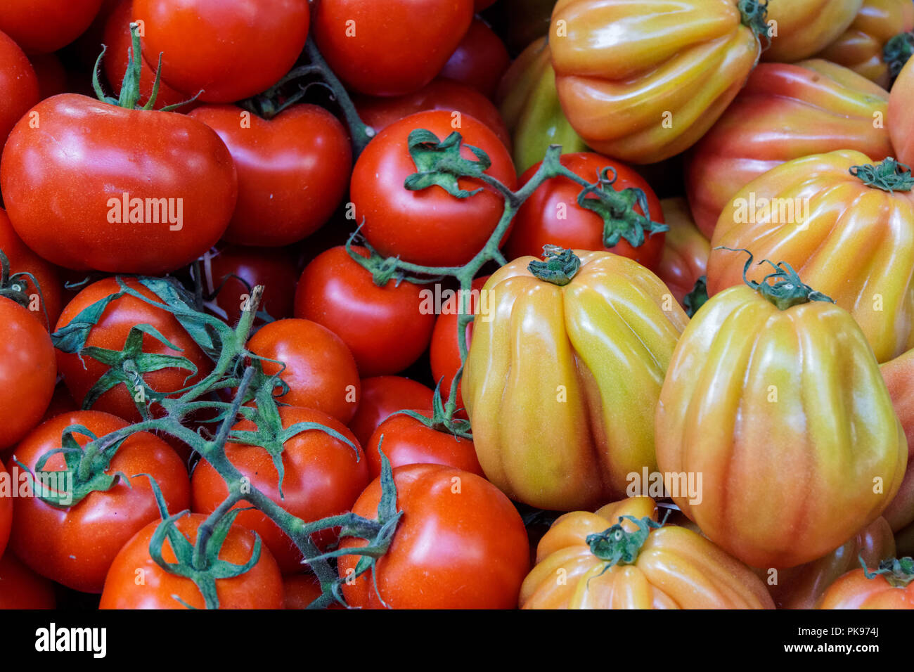 Pomodori freschi maturi al mercato locale Foto Stock