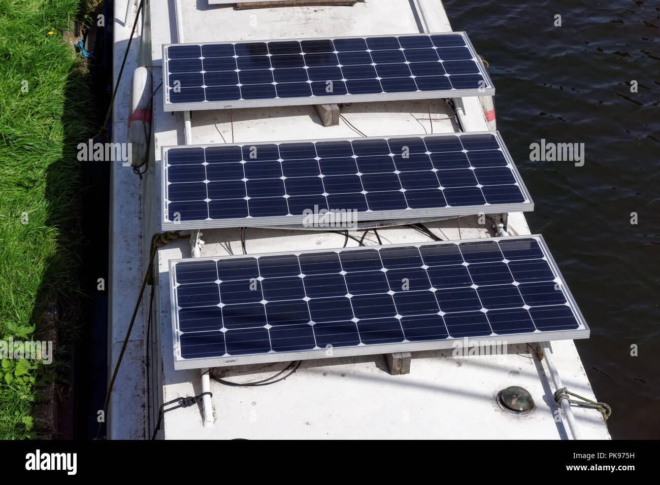 Pannelli solari sul tetto di una barca a Londra, Inghilterra, Regno Unito, Regno Unito Foto Stock