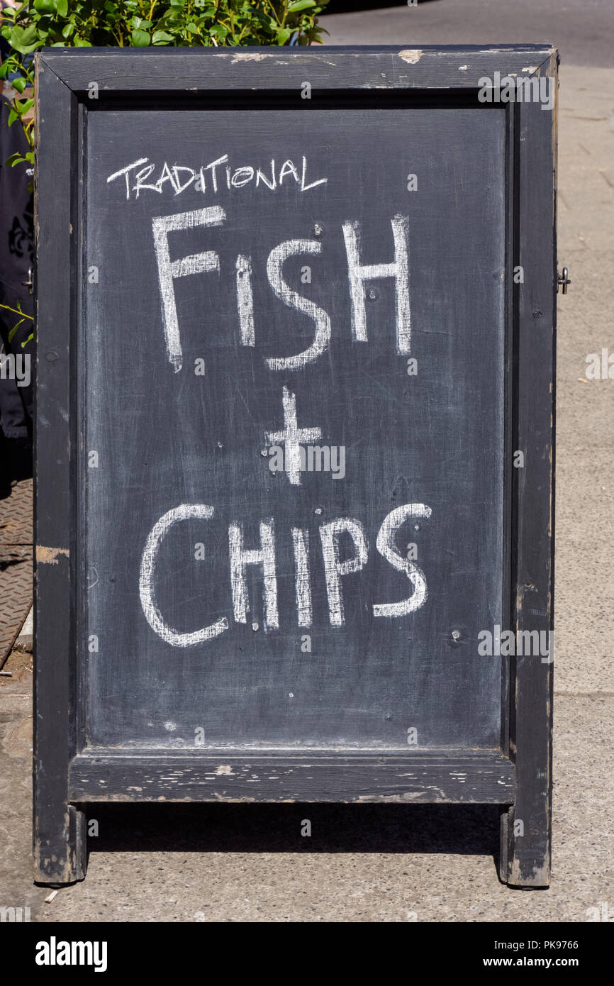Pesce e patatine chalkboard firmare fuori del ristorante, Londra England Regno Unito Regno Unito Foto Stock